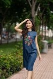  Đầm Pamela denim thêu tay Sẻ Hoa Hồng 