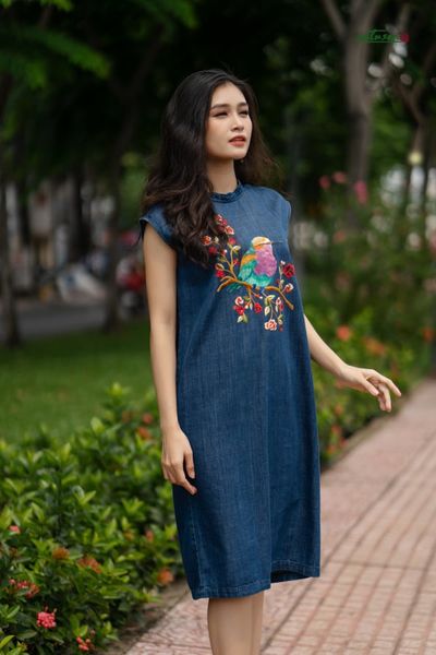  Đầm Pamela denim thêu tay Sẻ Hoa Hồng 