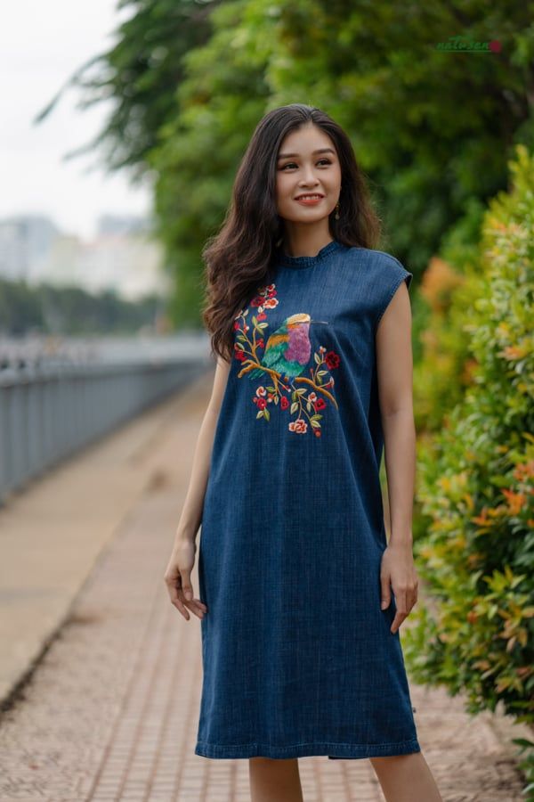  Đầm Pamela denim thêu tay Sẻ Hoa Hồng 