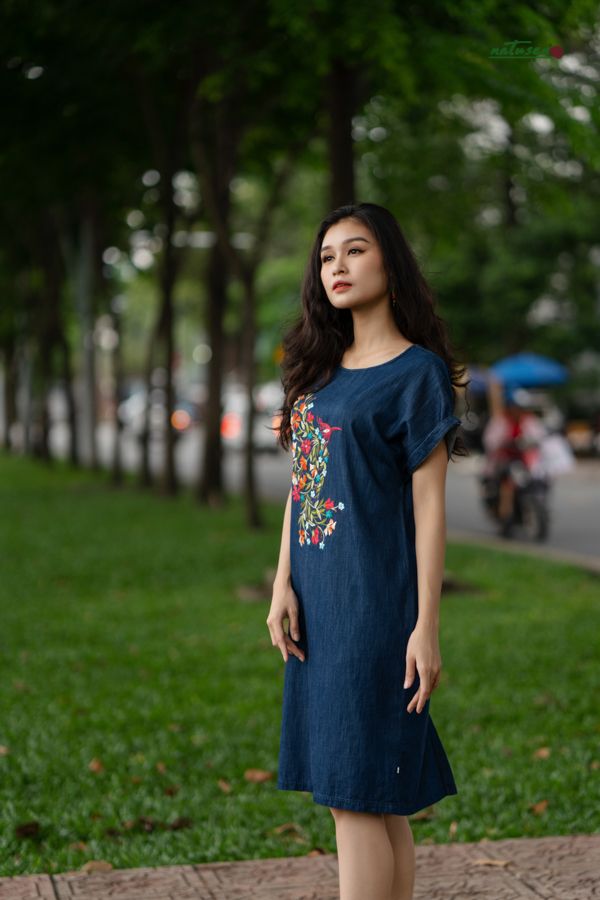 Đầm denim thêu tay Chim Ruồi Hoa