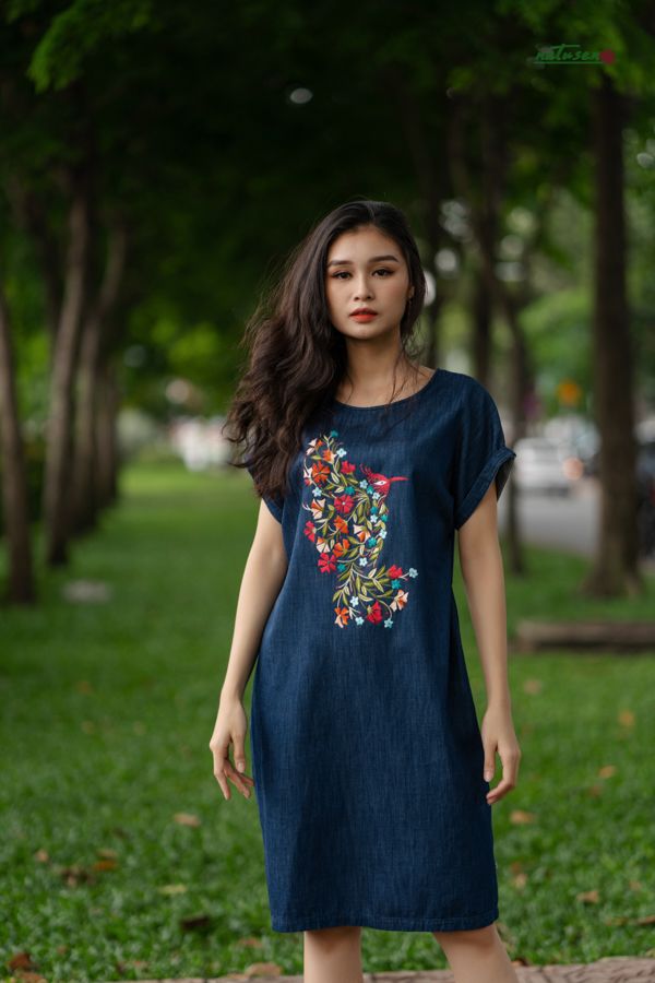 Đầm denim thêu tay Chim Ruồi Hoa