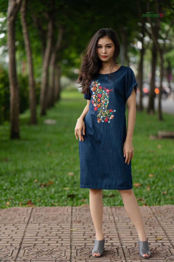 Đầm denim thêu tay Chim Ruồi Hoa