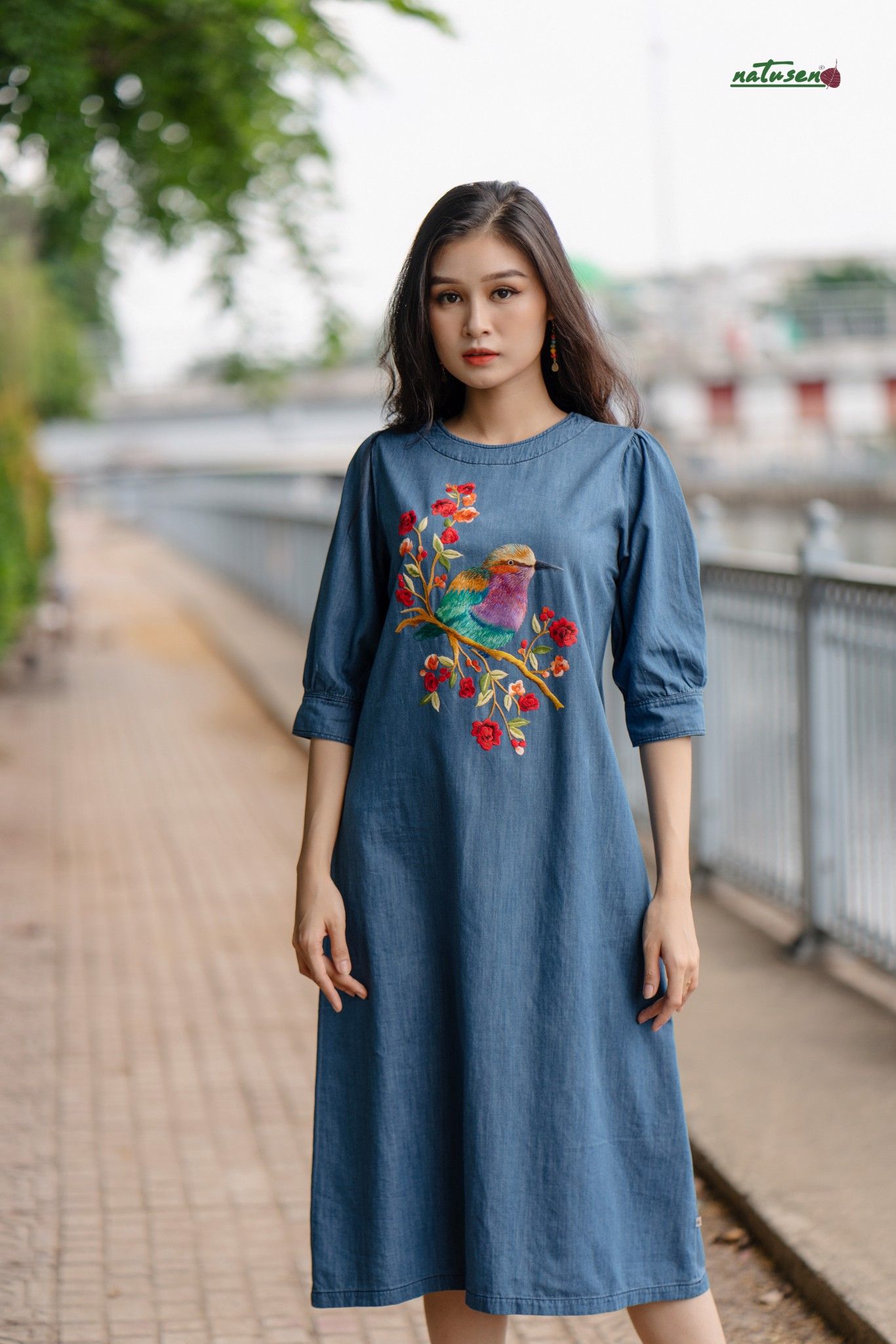 Đầm Sara denim thêu tay Sẻ Hoa Hồng