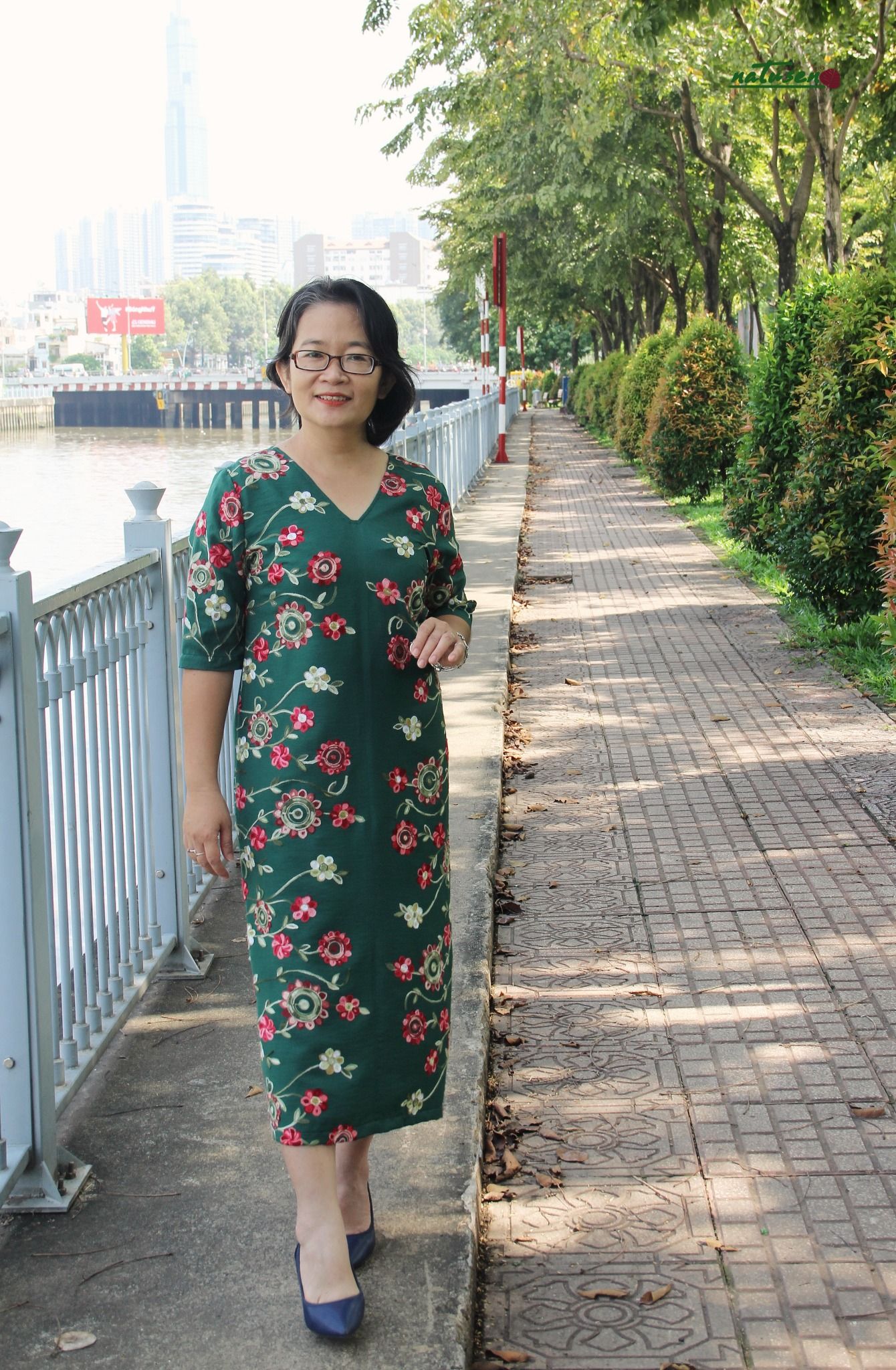 Đầm thêu ren Xanh Thông cổ tim góc