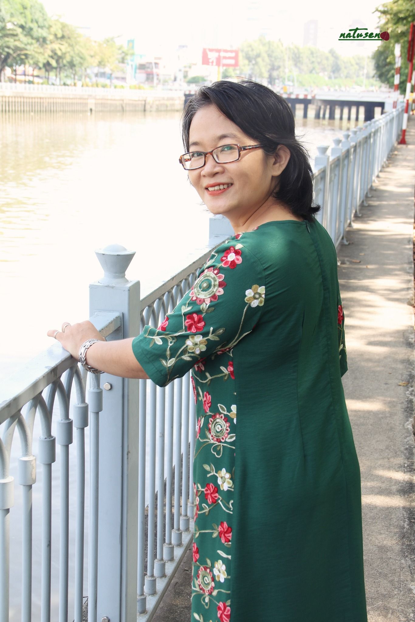 Đầm thêu ren Xanh Thông cổ tim góc