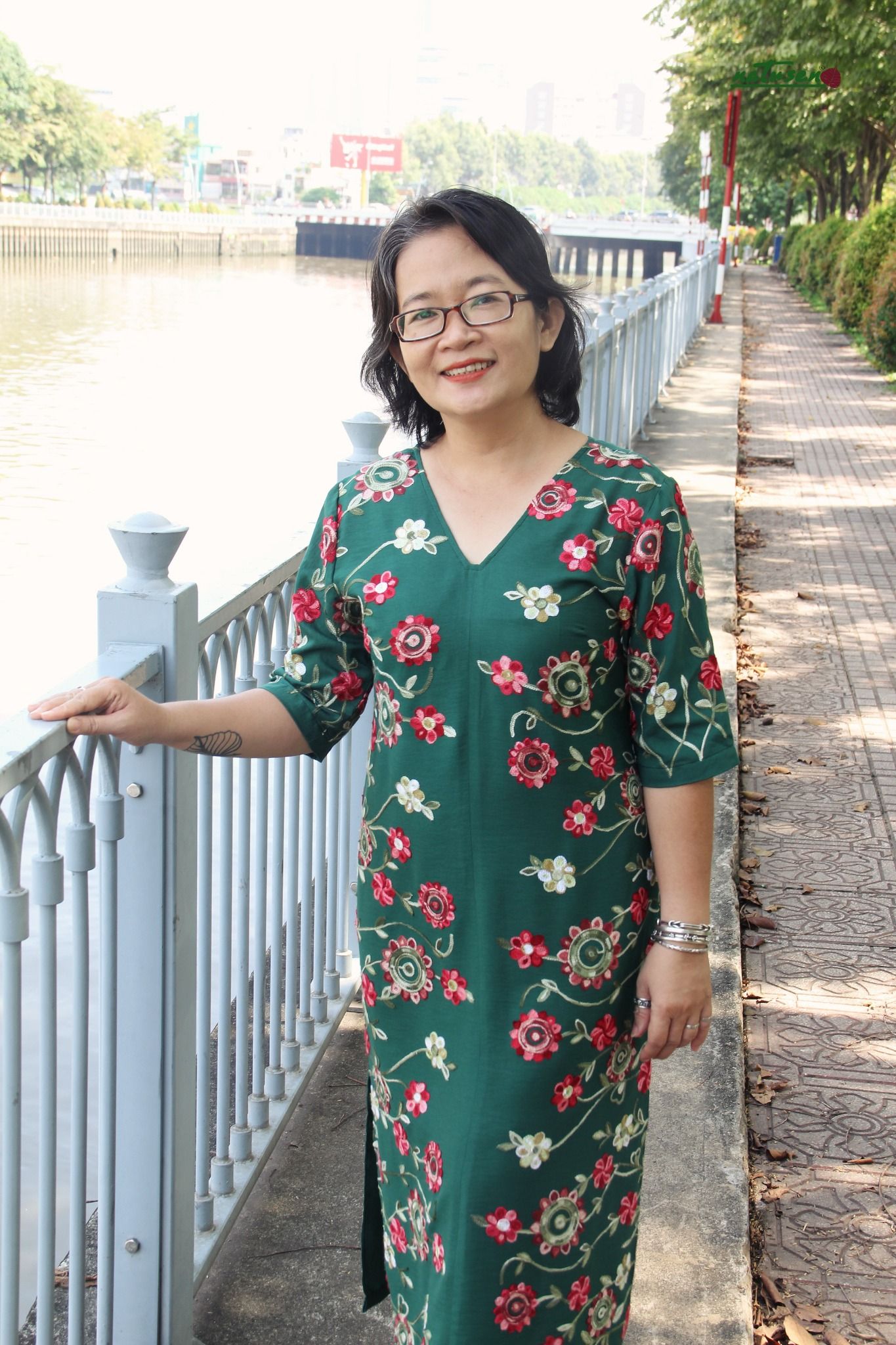 Đầm thêu ren Xanh Thông cổ tim góc