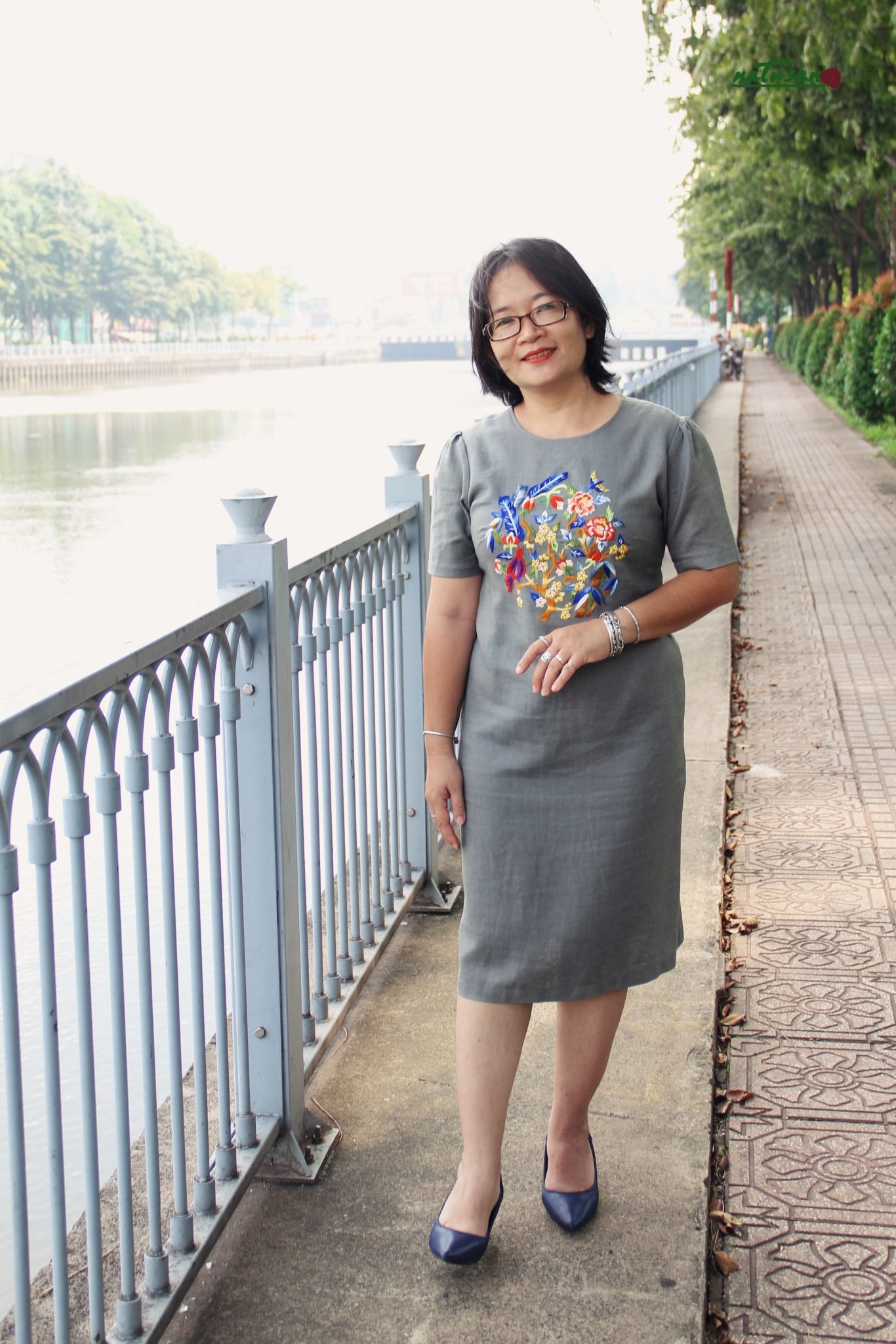Đầm thêu tay Tết Hoà Hợp xám tay phồng