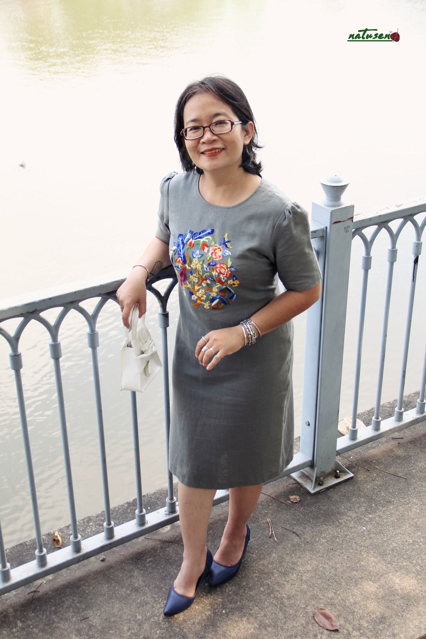 Đầm thêu tay Tết Hoà Hợp xám tay phồng