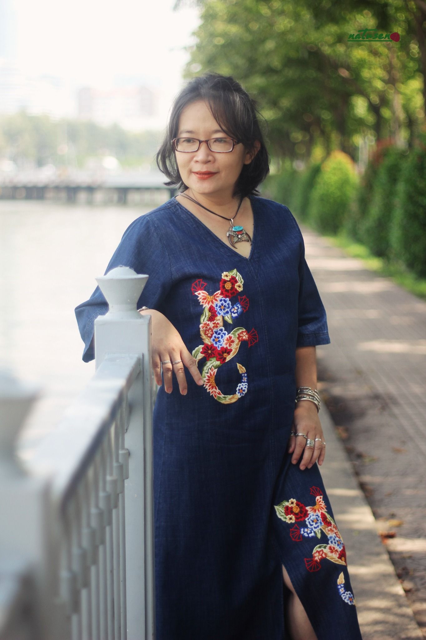 Đầm Victory denim thêu thủ công Tắc Kè Bách Hoa