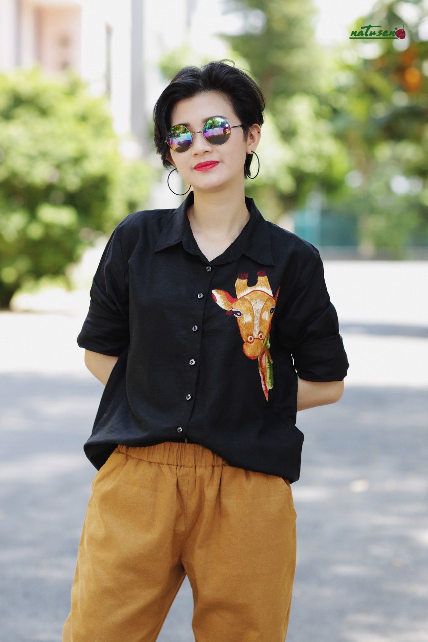 Áo thêu tay Hươu Nathy đen linen