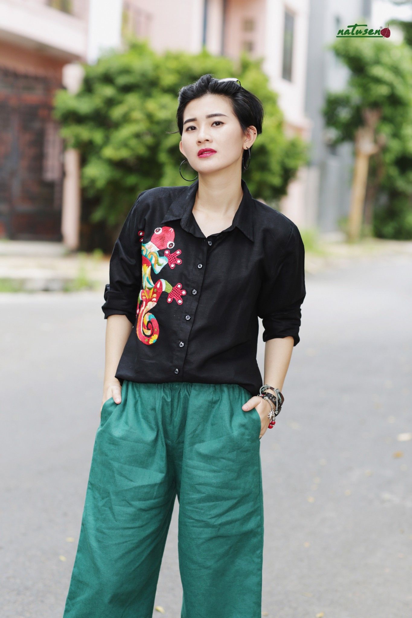 Áo chemise đen thêu tay Tắc Kè lập thể