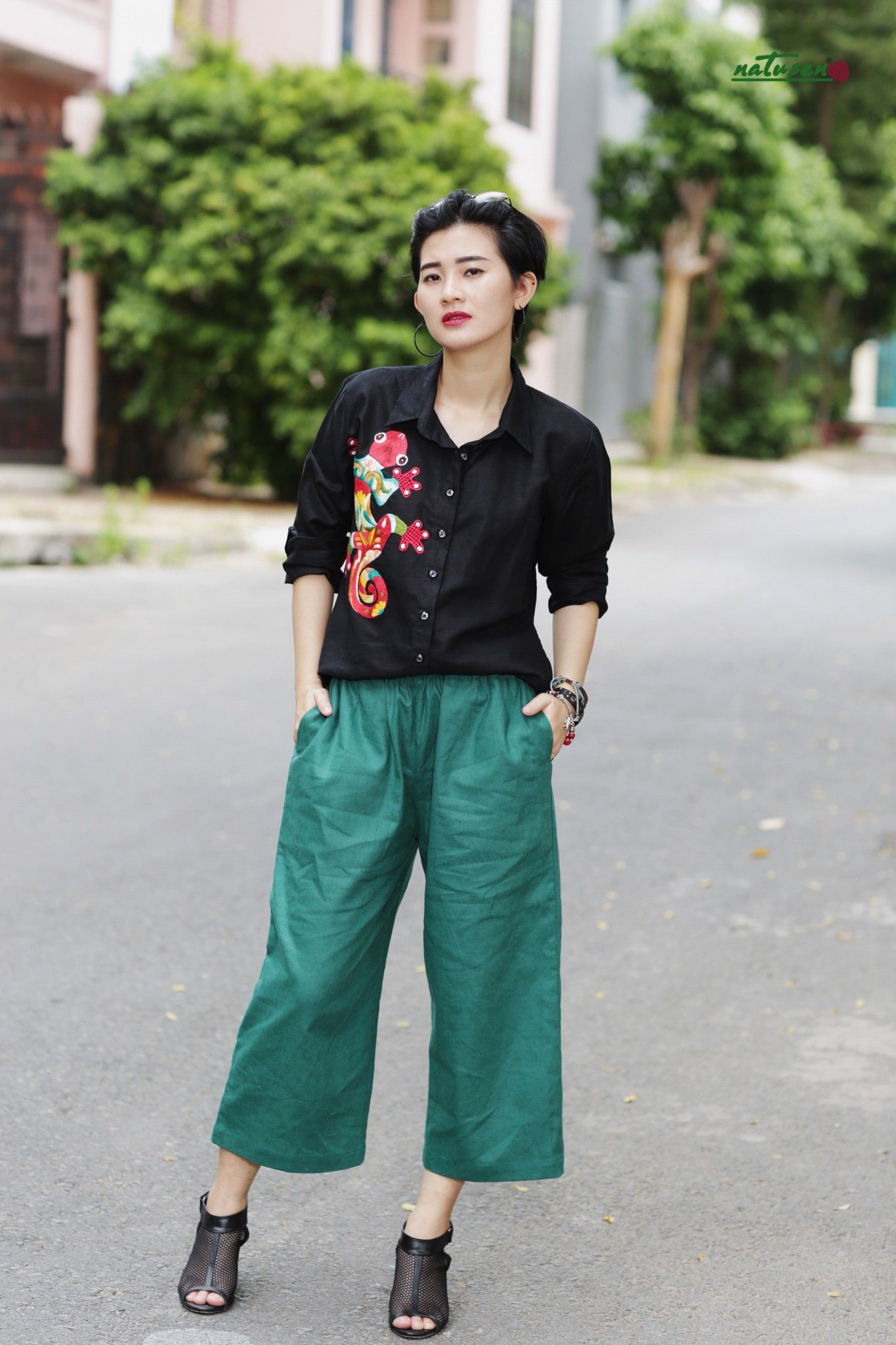 Áo chemise đen thêu tay Tắc Kè lập thể