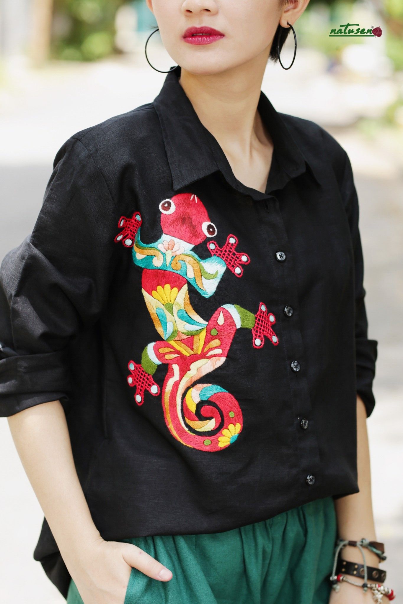 Áo chemise đen thêu tay Tắc Kè lập thể