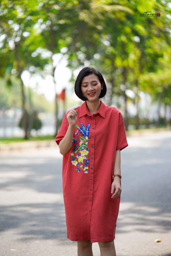  Đầm thêu tay linen chemise Cam San hô Thu Bình 