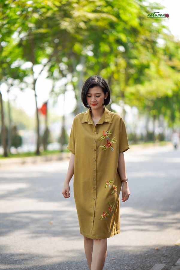 Đầm chemise thêu tay Bằng lăng vàng oliu