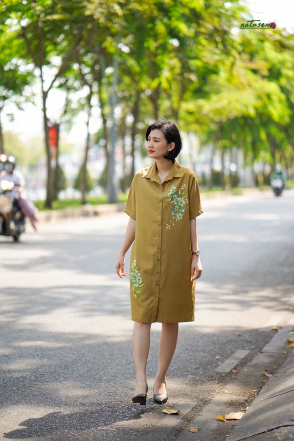 Đầm chemise thêu tay Bằng lăng vàng oliu