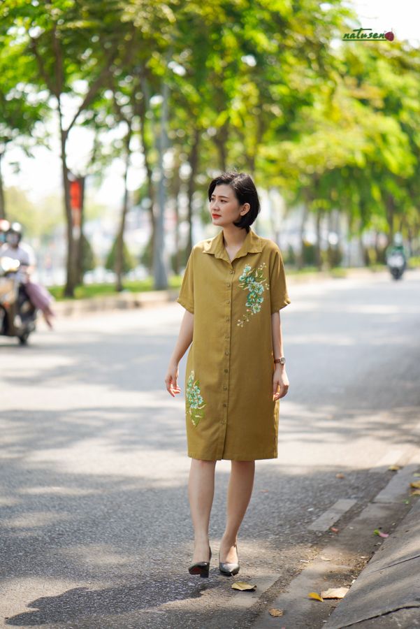  Đầm chemise thêu tay Bằng lăng vàng oliu 