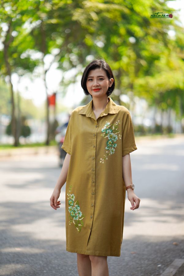 Đầm chemise thêu tay Bằng lăng vàng oliu