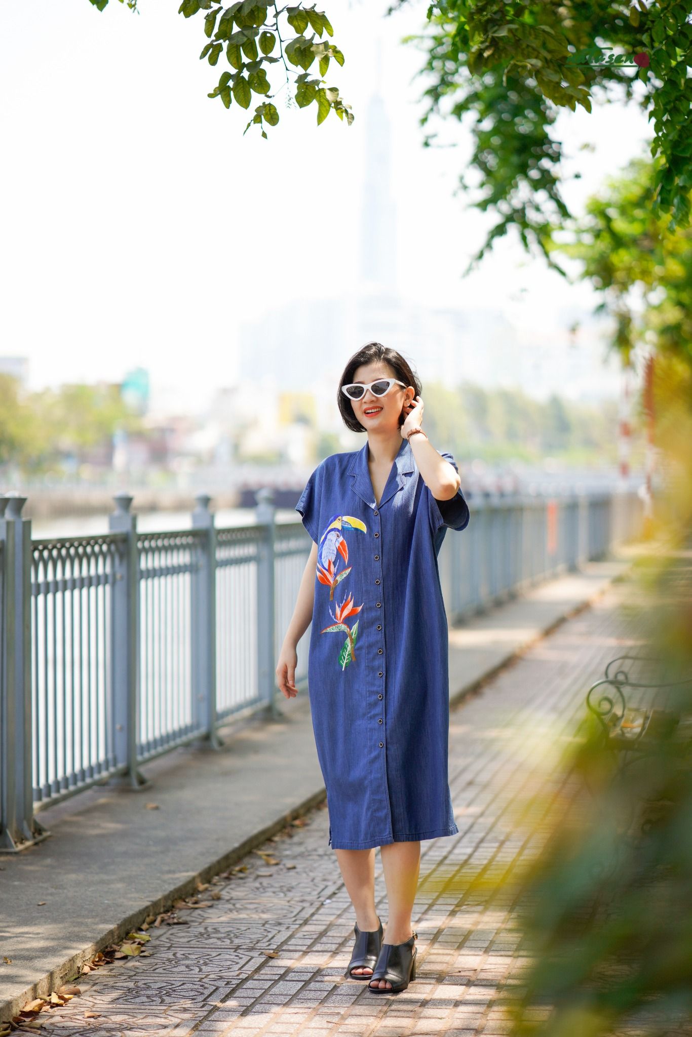 Đầm denim vest thêu tay Toucan TD