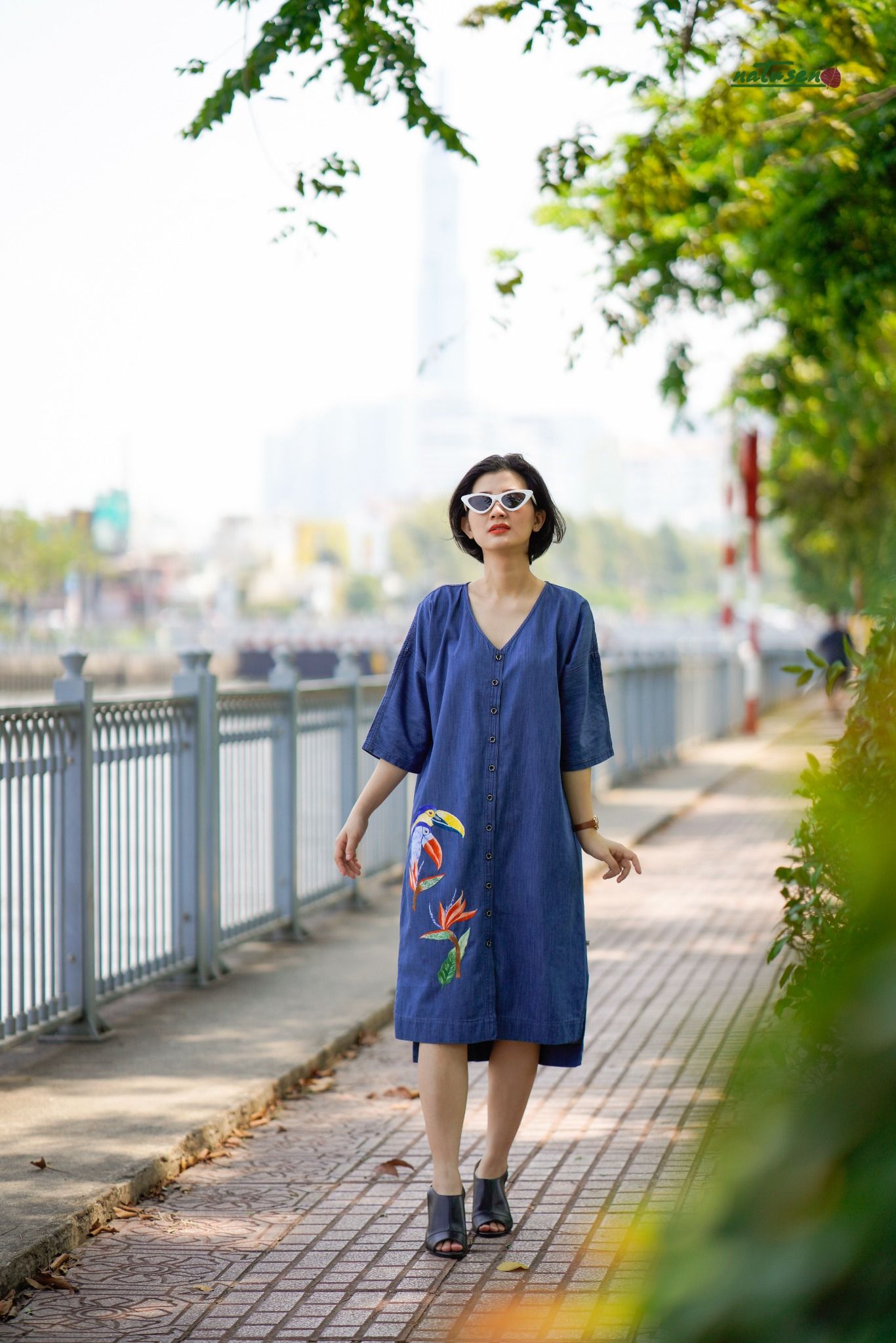 Đầm thêu thủ công denim suông tim Toucan TD