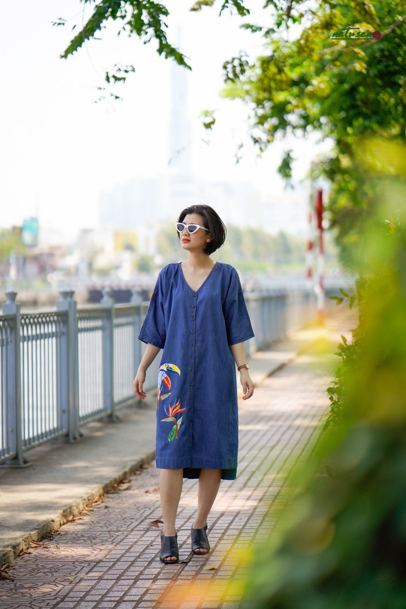 Đầm thêu thủ công denim suông tim Toucan TD