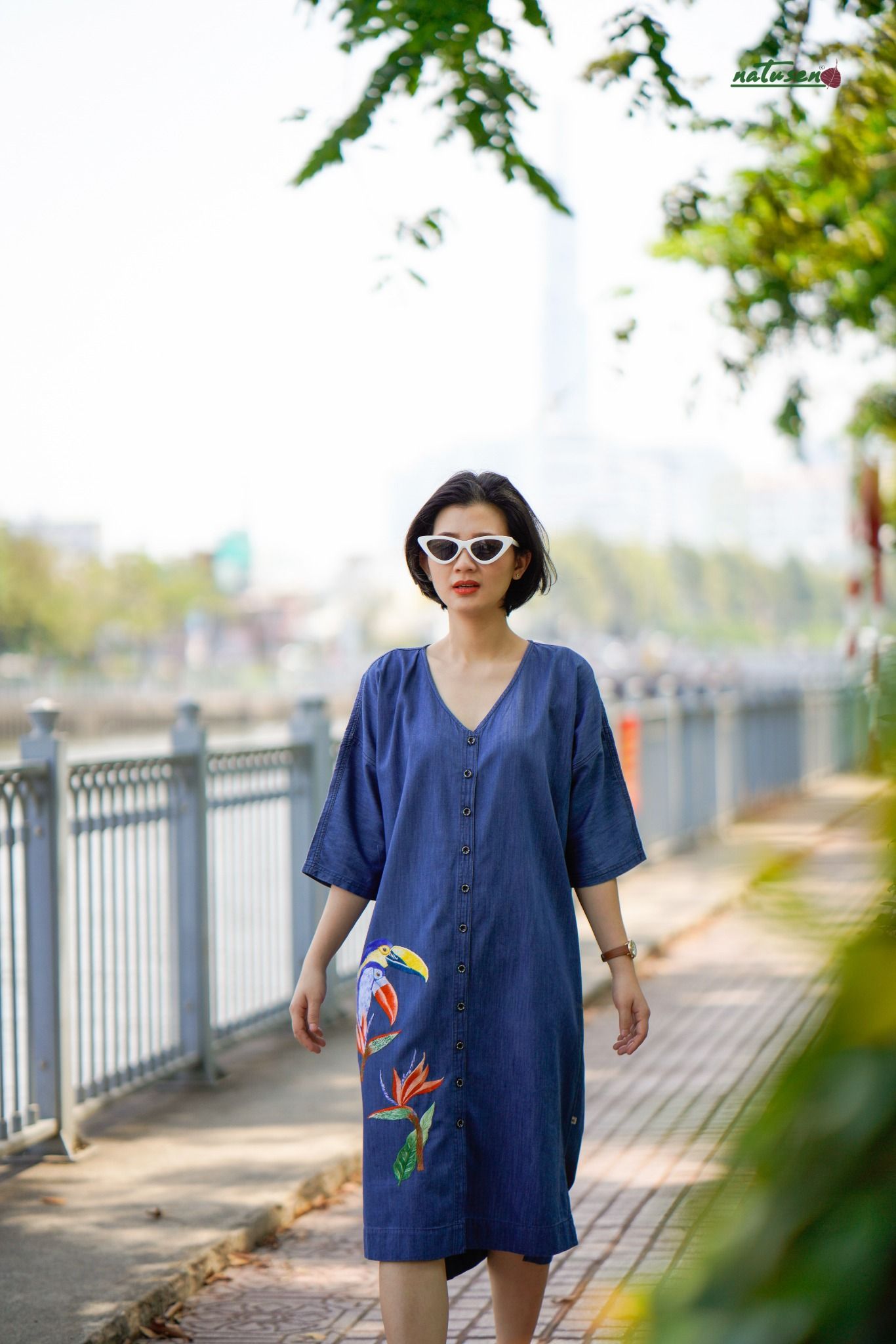 Đầm thêu thủ công denim suông tim Toucan TD