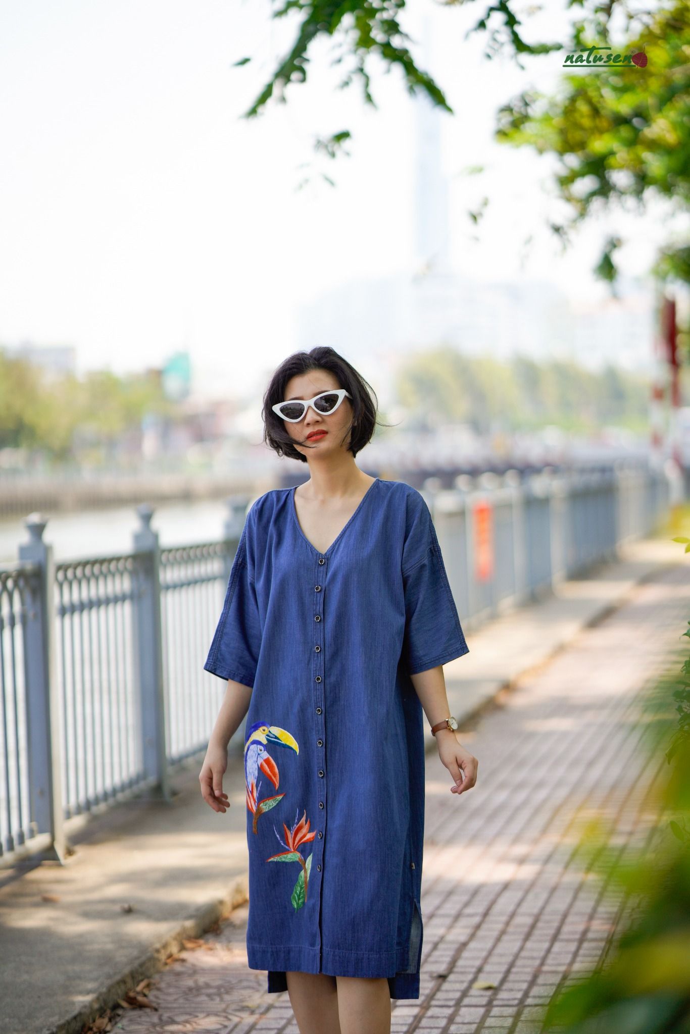 Đầm thêu thủ công denim suông tim Toucan TD
