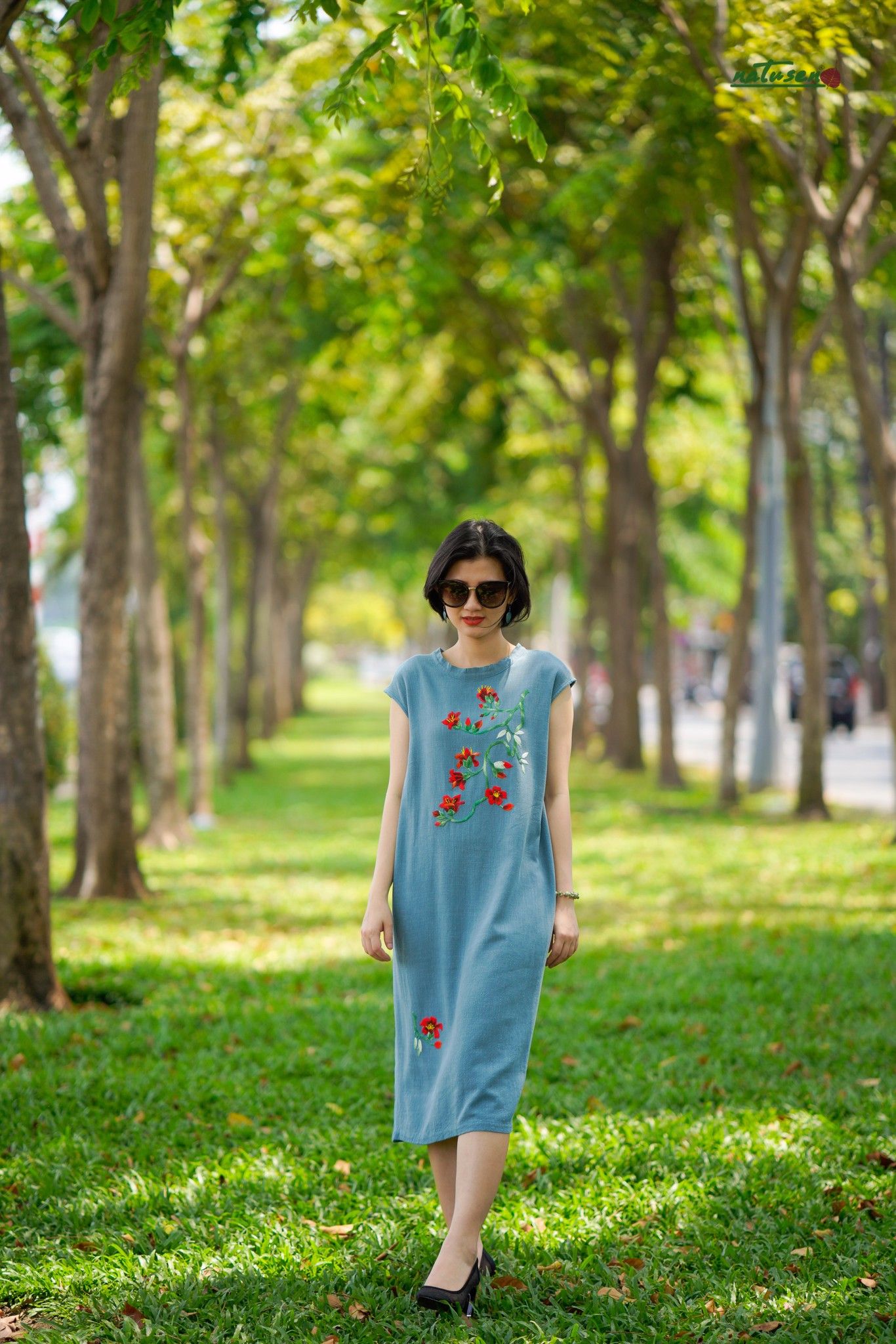 Đầm thêu tay midi cổ lọ xám Mộc Miên