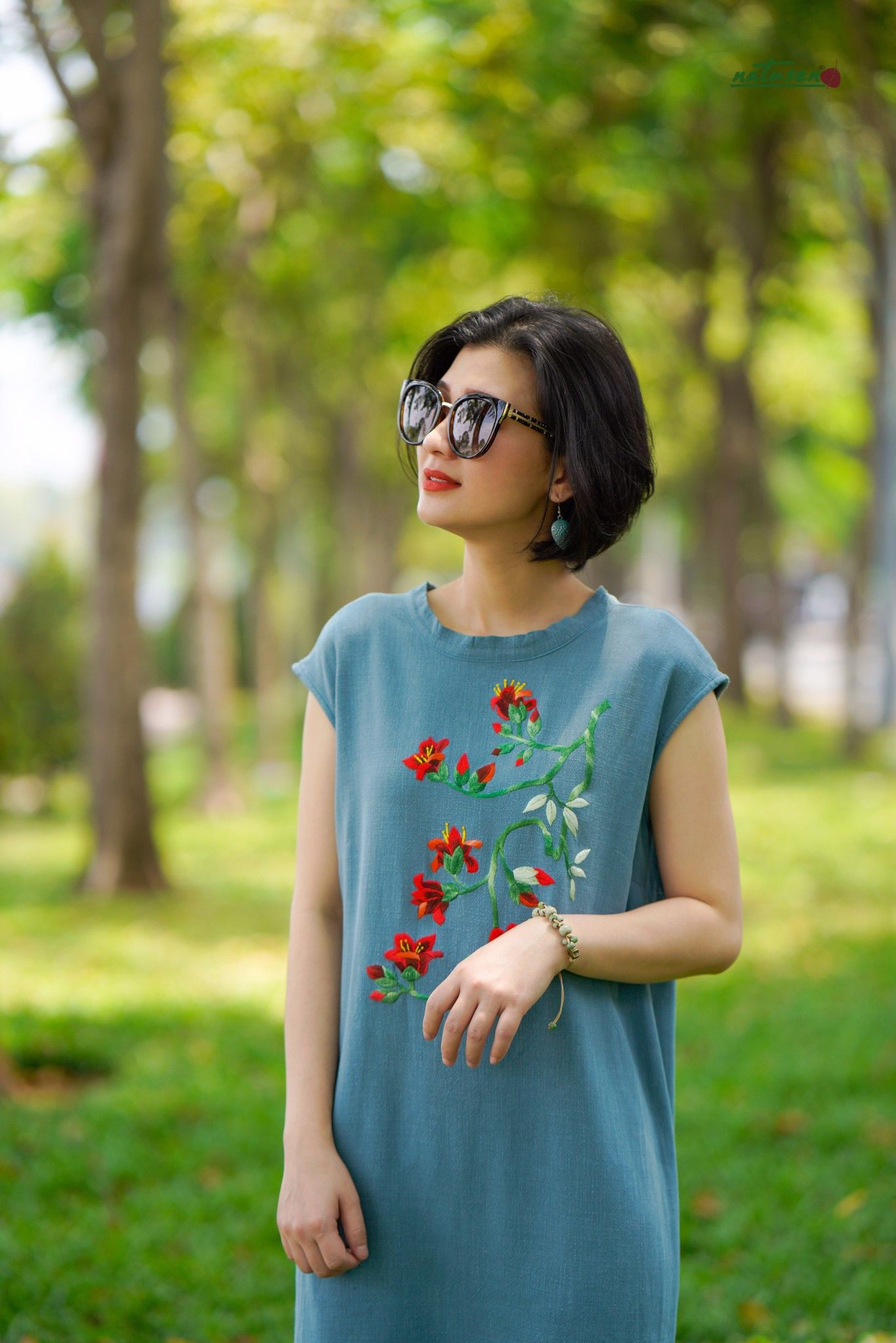 Đầm thêu tay midi cổ lọ xám Mộc Miên