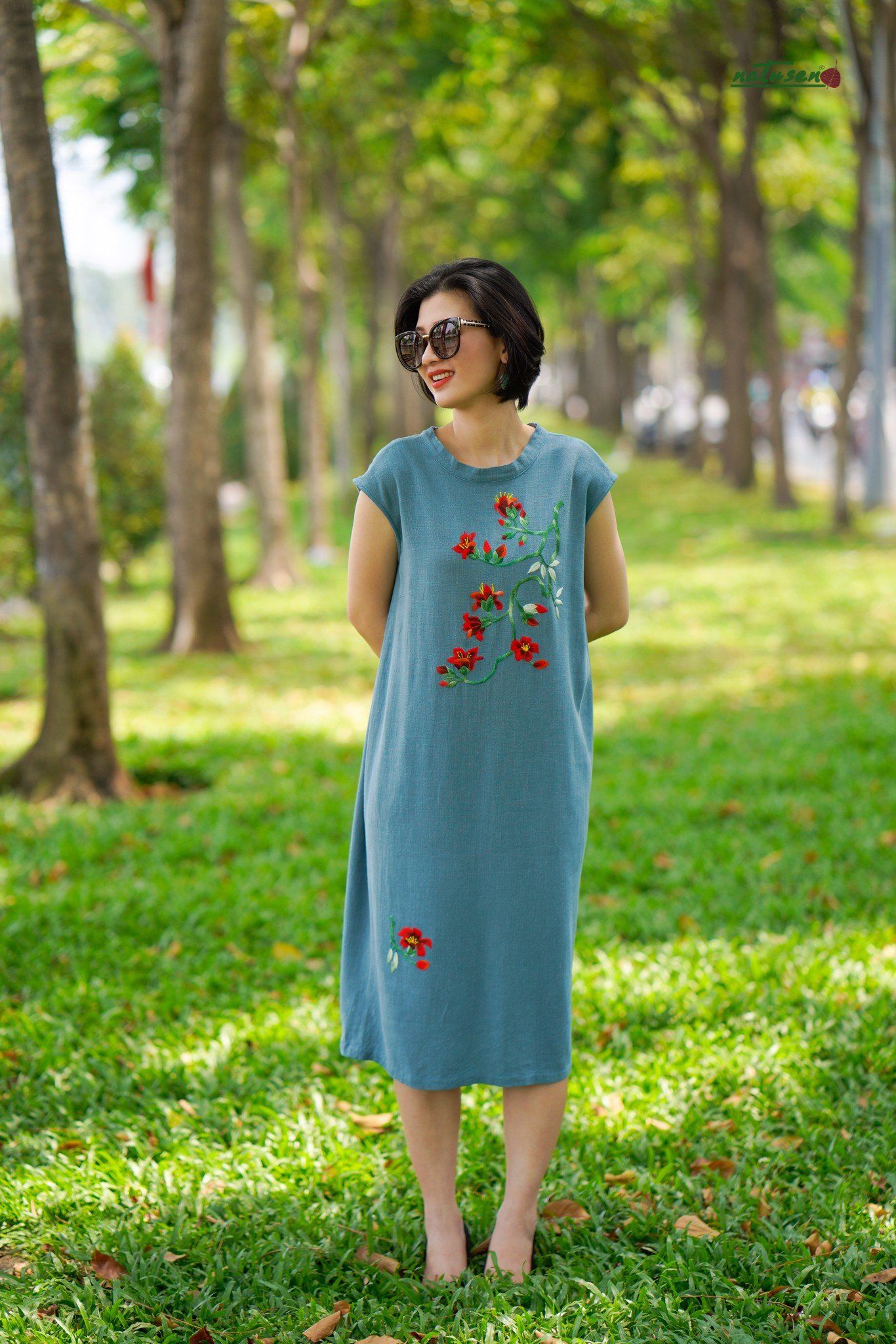 Đầm thêu tay midi cổ lọ xám Mộc Miên