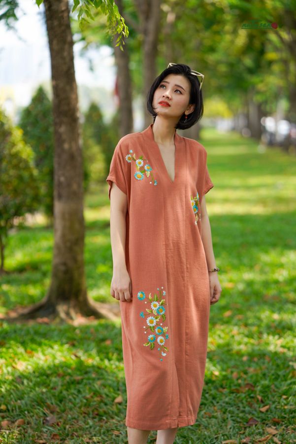 Đầm thêu tay Cúc tana cổ kimono màu Cam đất
