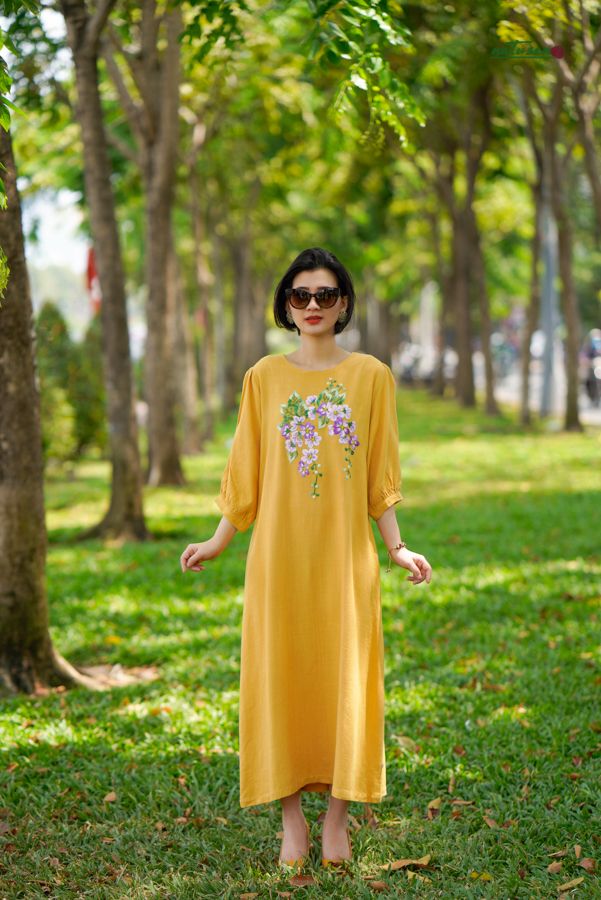  Đầm Sara Vàng Mustard linen bamboo thêu tay Bằng Lăng Tím 