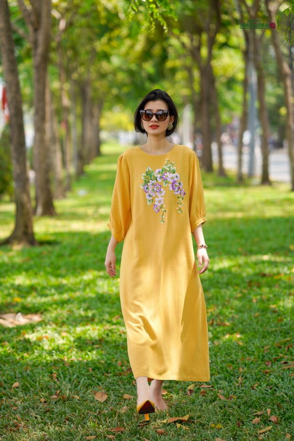  Đầm Sara Vàng Mustard linen bamboo thêu tay Bằng Lăng Tím 
