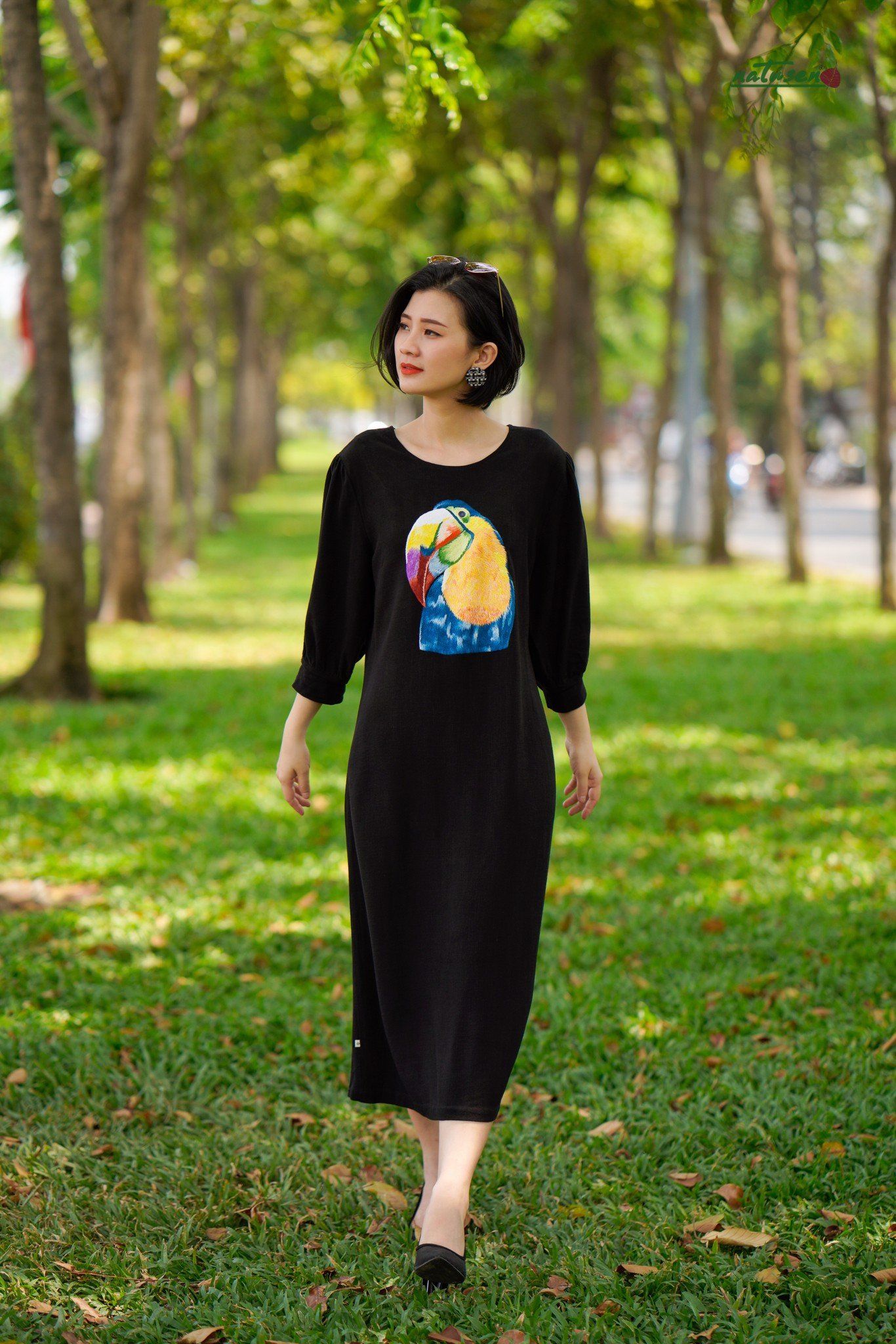  Đầm Miko Đen linen bamboo thêu tay Toucan King 