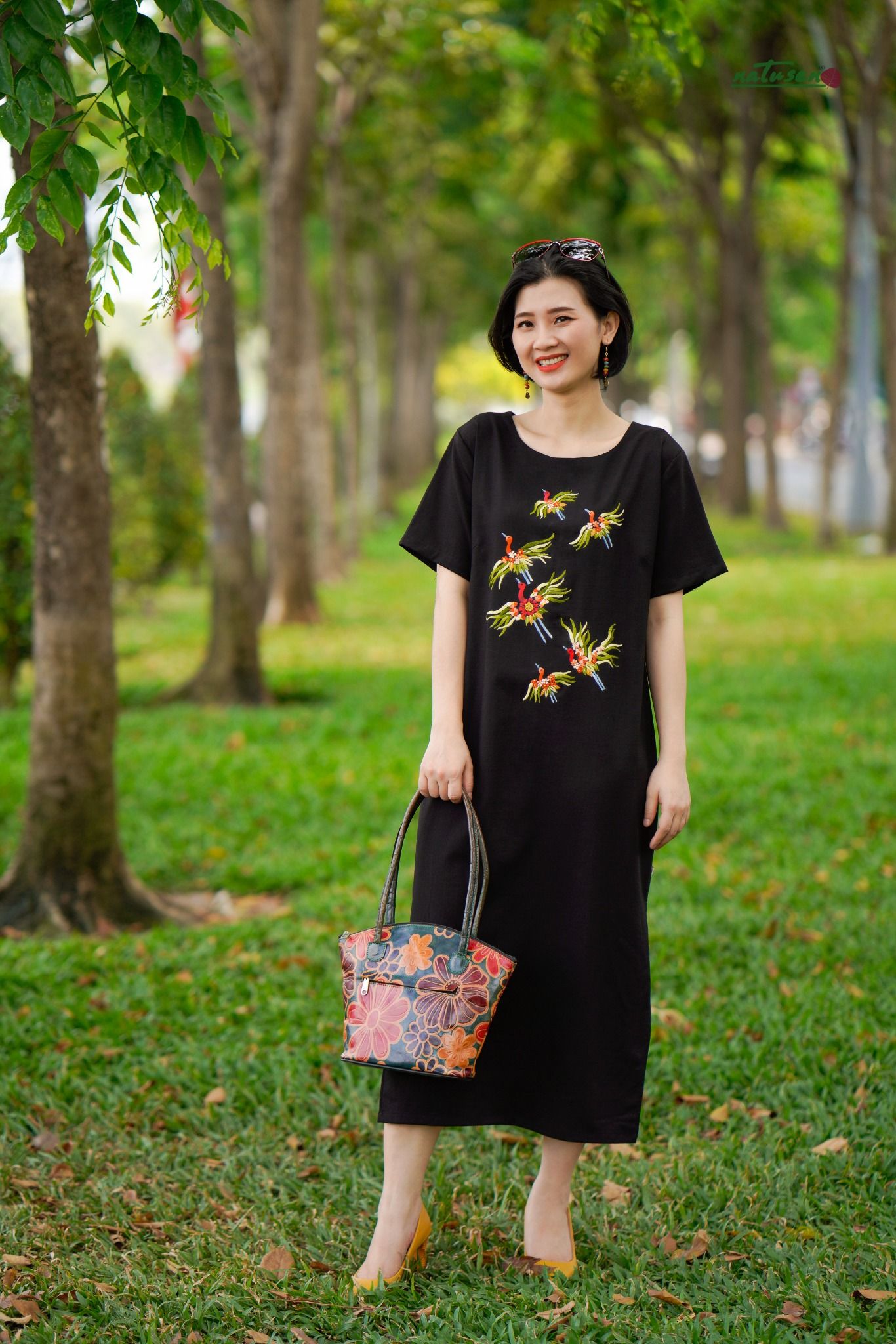 Đầm tiệc thêu tay Mai Hạc cổ thuyền tay con Đen LBD