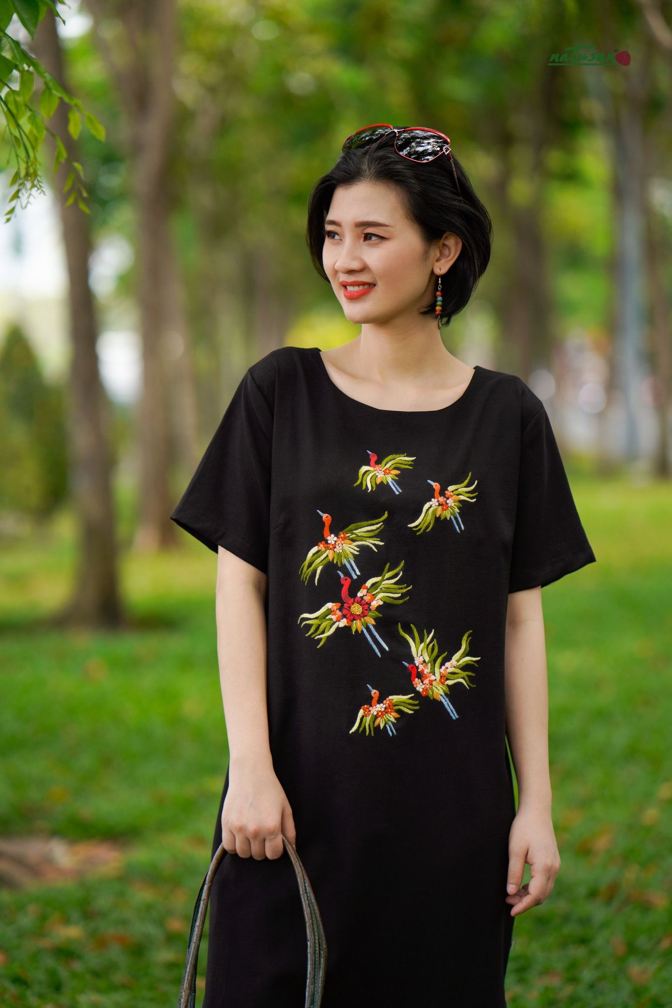 Đầm tiệc thêu tay Mai Hạc cổ thuyền tay con Đen LBD