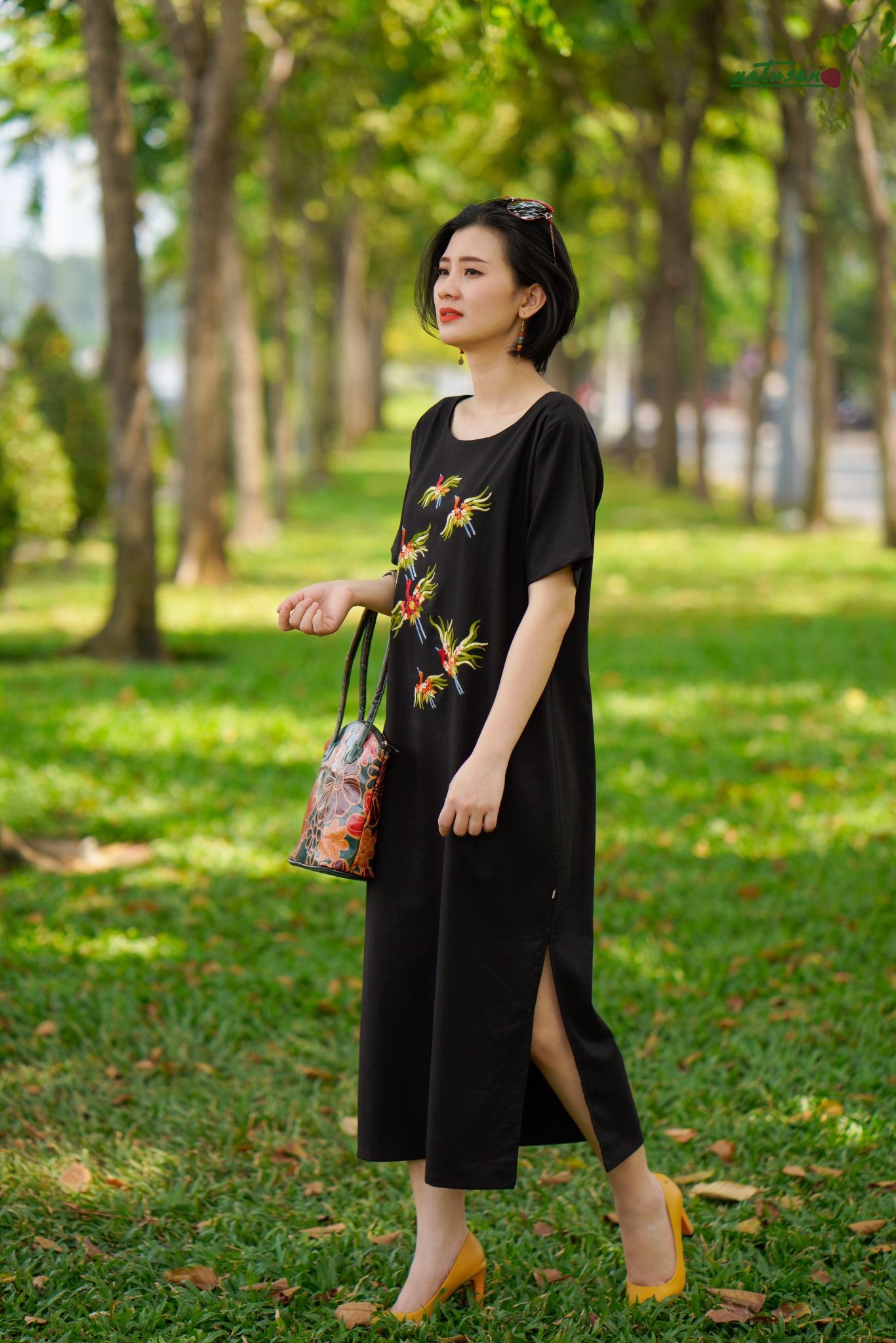 Đầm tiệc thêu tay Mai Hạc cổ thuyền tay con Đen LBD