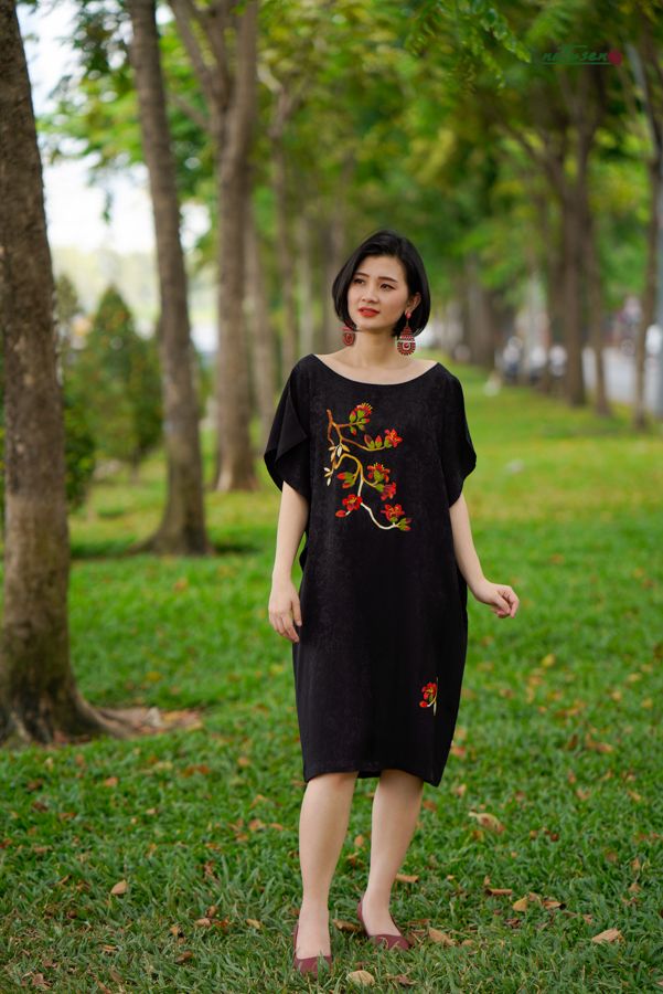 Đầm đen jarquard thêu thủ công hoa Mộc Miên