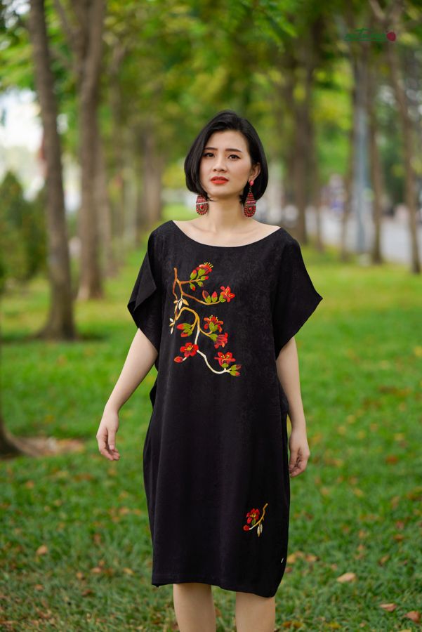 Đầm đen jarquard thêu thủ công hoa Mộc Miên