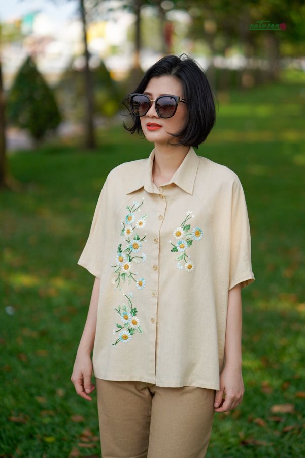 Áo thêu tay Cúc Tana chemsie linen Beige