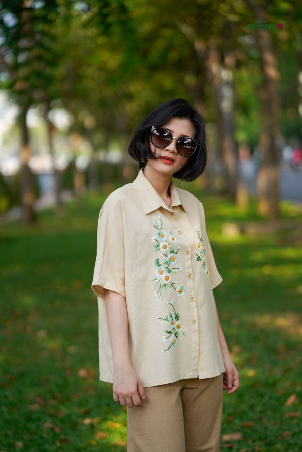 Áo thêu tay Cúc Tana chemsie linen Beige