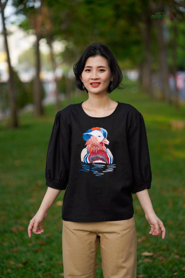 Áo linen thêu thủ công Uyên Ương tay phùng đen