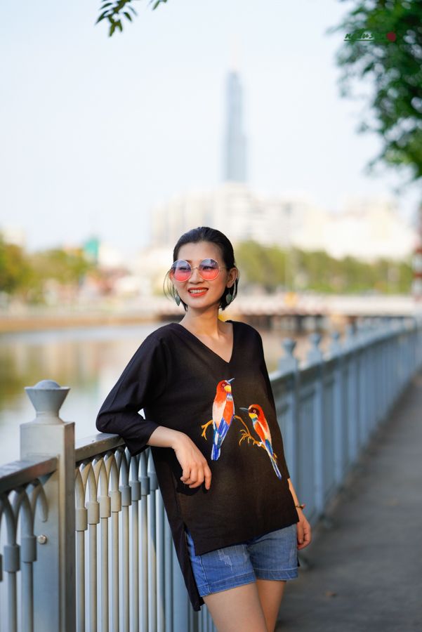 Áo linen thêu tay đôi Sả cổ tim màu Đen tay lỡ