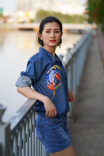  Áo chemise denim thêu thủ công Toucan TD 