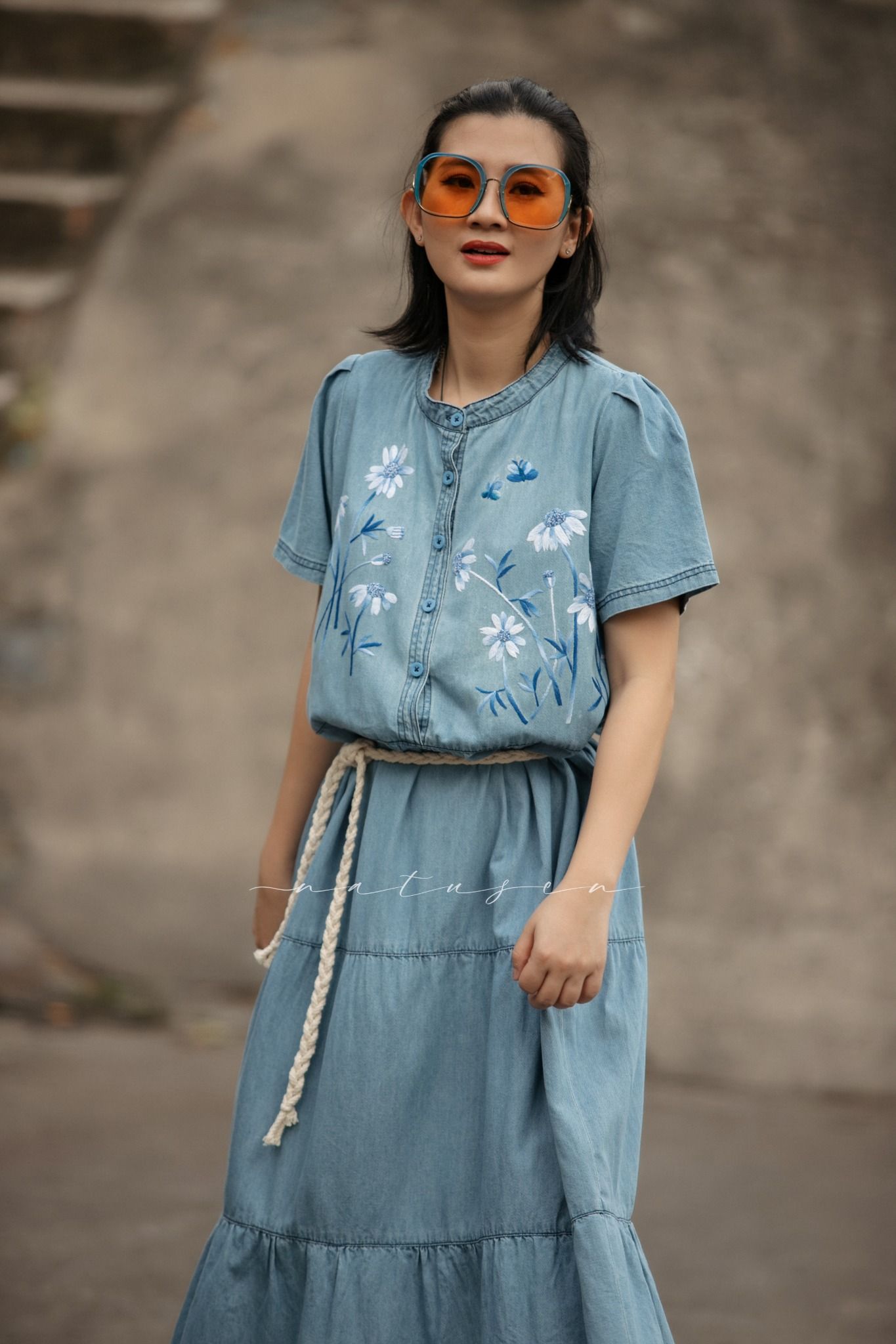 Đầm Mingo Faded denim thêu tay hoa Cúc Sao Nhái