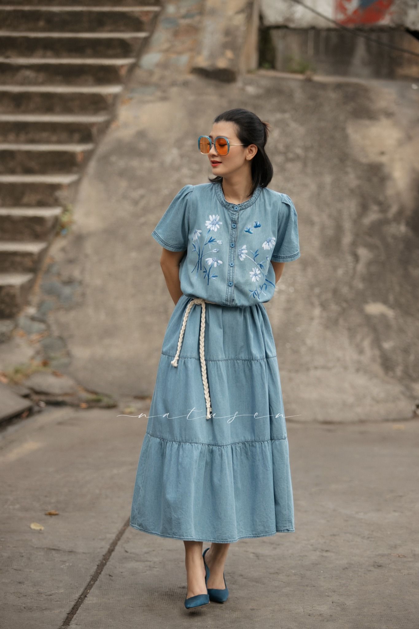 Đầm Mingo Faded denim thêu tay hoa Cúc Sao Nhái