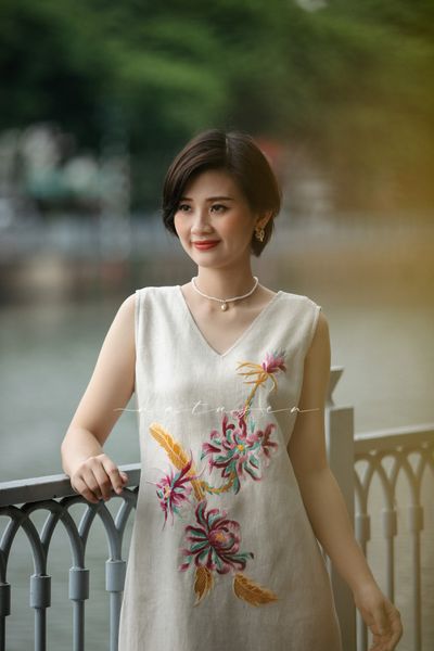  Đầm Anvie Beige thêu tay Cúc Quỳnh 