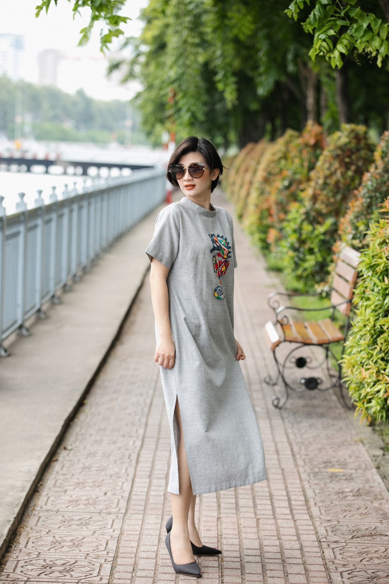 Đầm Mabelle xám ziczac thêu tay Hải mã Cúc