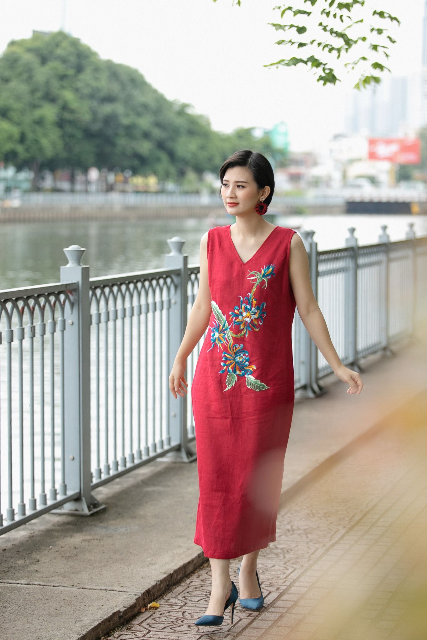 Đầm Anvie Đỏ festival thêu tay Cúc Quỳnh xanh