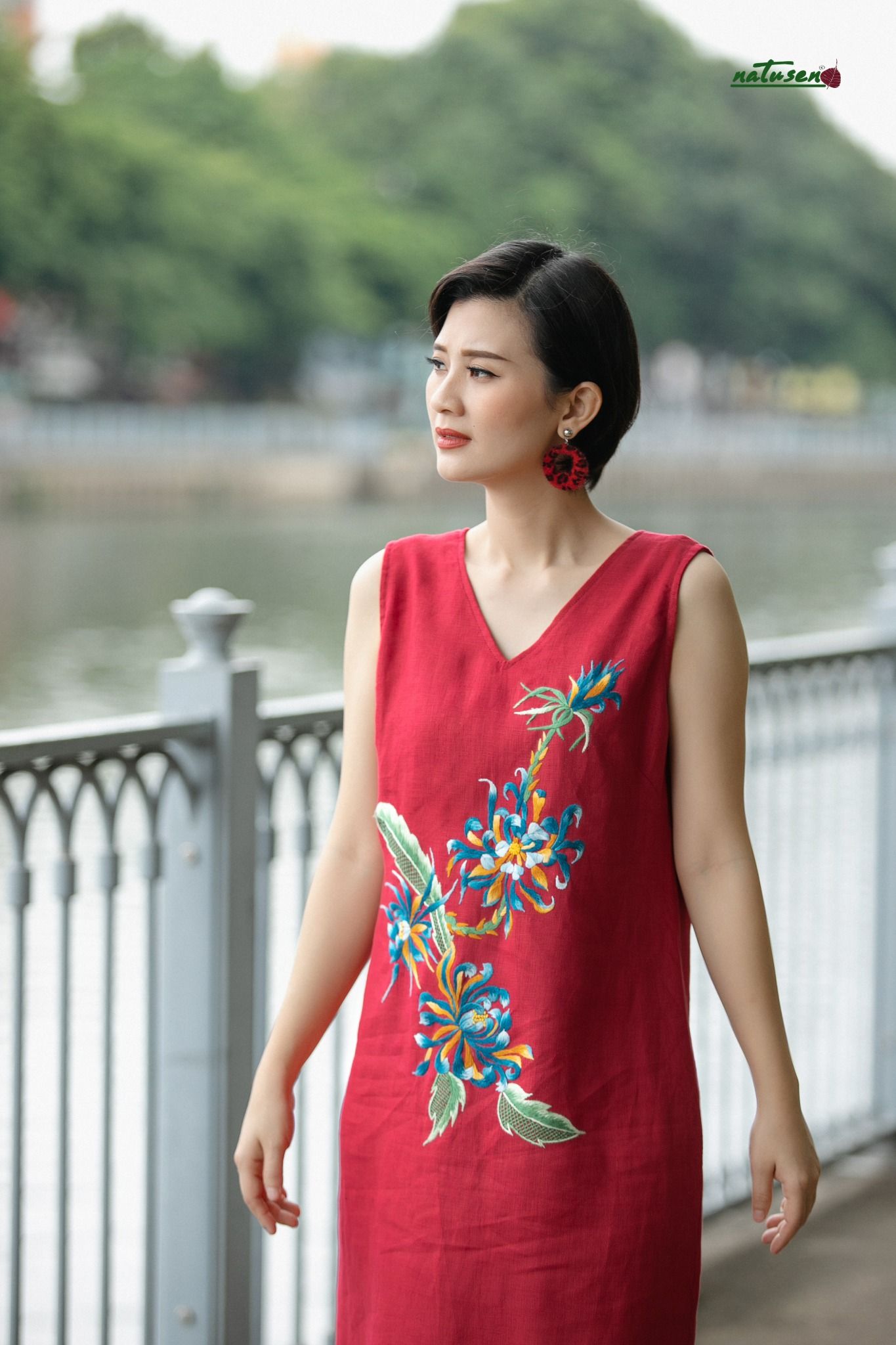 Đầm Anvie Đỏ festival thêu tay Cúc Quỳnh xanh